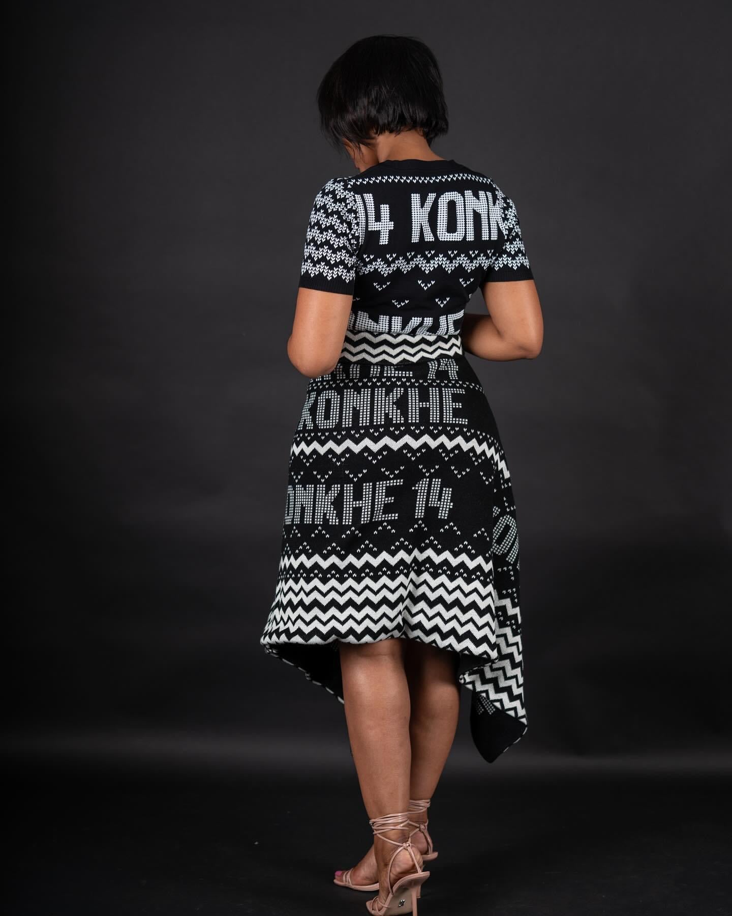Konkhe 14 Premium v-neck knit Dresses
